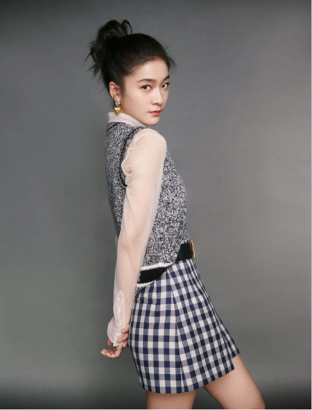 张雪迎终于不藏美腿了，轻熟风穿搭更显女人味，一双细腿又白又直(张雪迎好看)